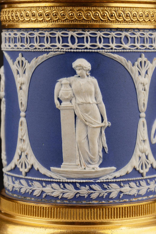 独角鹿西洋古董19世纪英国Wedgwood工坊出品铜鎏金精雕水晶垂饰蓝色浮雕陶瓷烛台一对 商品图6
