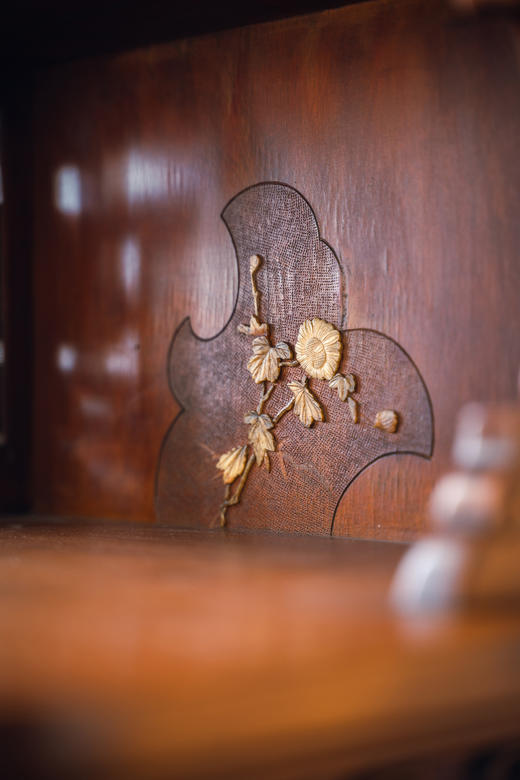 【已售】独角鹿西洋古董19世纪法国出品VIARDOT东方风格瑞兽造型铜鎏金精雕装饰吉祥回纹硬木镂雕嵌母贝三层边柜 商品图7