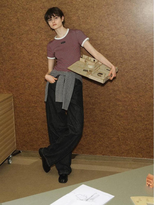 高阶黑牛弯刀阔腿牛仔裤 中腰弯刀裤 传统丹宁工艺打造 搭配侧缝前移剪裁工艺 弯刀裤型剪裁 松弛慵懒 挺括感拉满 优质长绒棉纱面料 复古有质感 商品图6