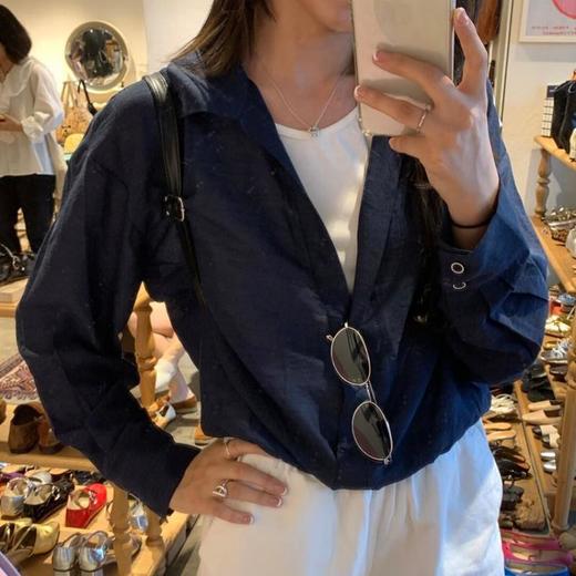 法维曼 藏蓝色翻领深V领衬衫 轻盈垂坠 春夏清爽不闷 宽松落肩 藏肉显瘦 修饰脖颈 叠穿更显层次 商品图8