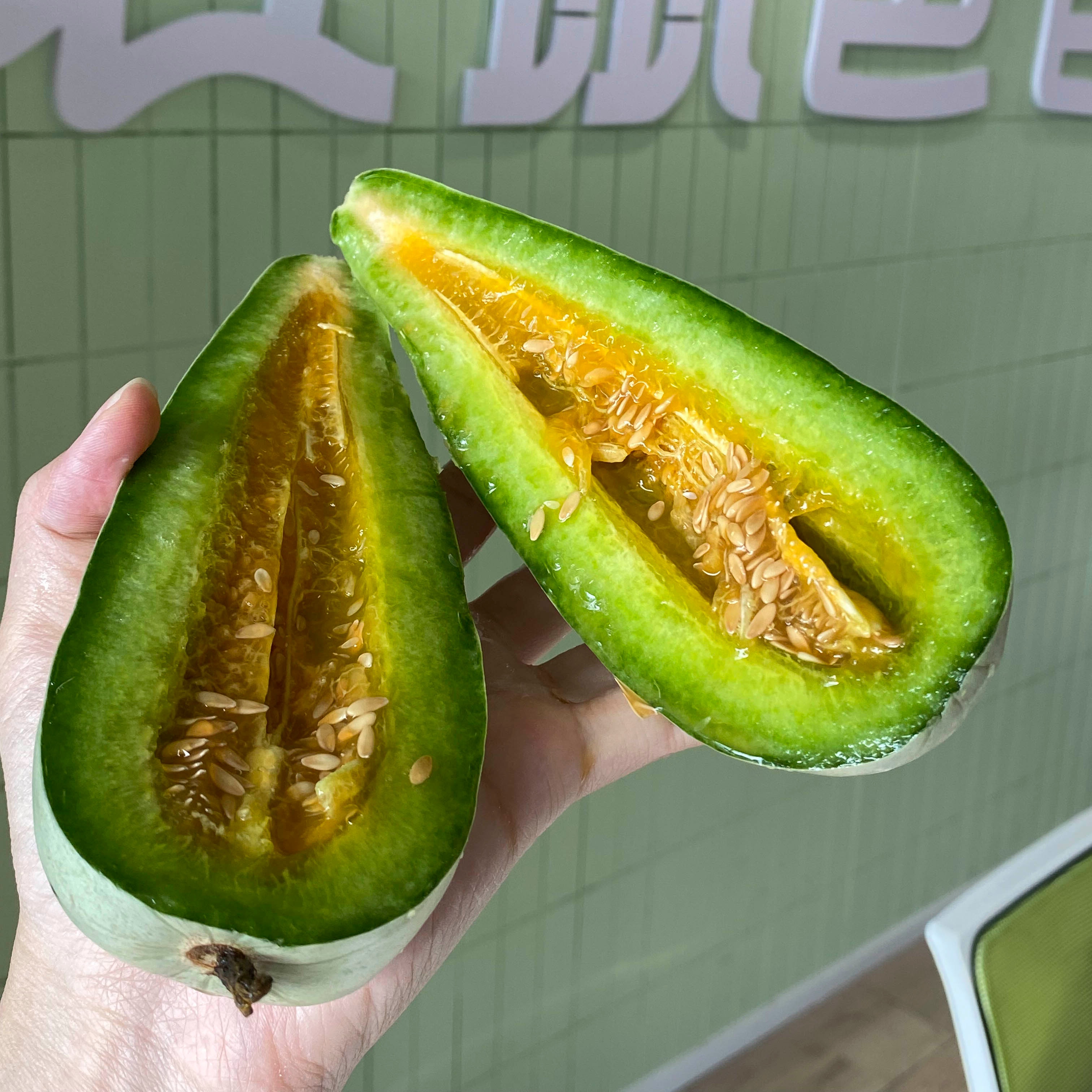 【美味水果丨山东羊角蜜3斤/4.5斤】果形长锥形似羊角，故名羊角蜜，个大饱满，肉质松脆无纤维，皮薄肉厚又多汁，瓜味十足，生鲜瓜果，一经下单发货不支持拦截拒收