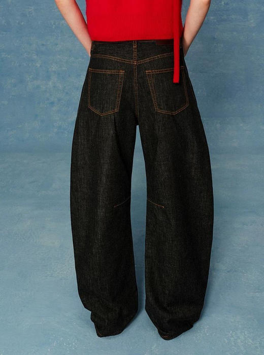 高阶黑牛弯刀阔腿牛仔裤 中腰弯刀裤 传统丹宁工艺打造 搭配侧缝前移剪裁工艺 弯刀裤型剪裁 松弛慵懒 挺括感拉满 优质长绒棉纱面料 复古有质感 商品图2
