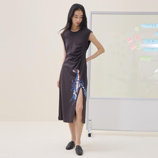 谜底针织连衣裙无袖2026夏季新品褶皱修饰身形贴布绣女262ML0511 商品图1