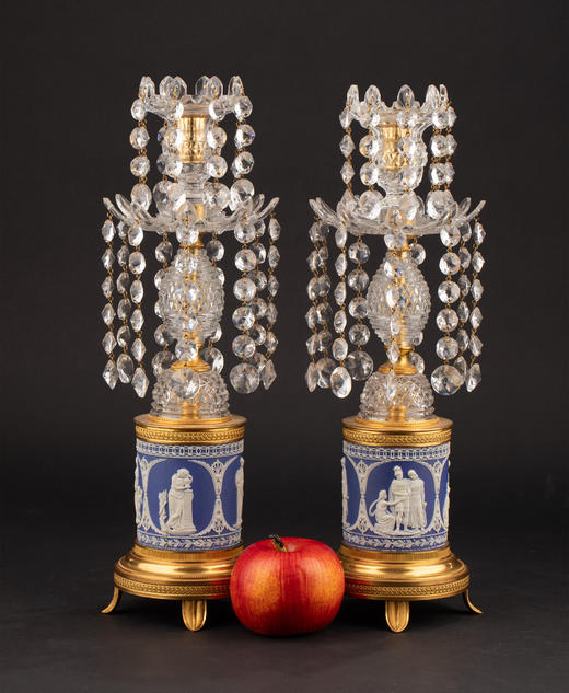 独角鹿西洋古董19世纪英国Wedgwood工坊出品铜鎏金精雕水晶垂饰蓝色浮雕陶瓷烛台一对 商品图1