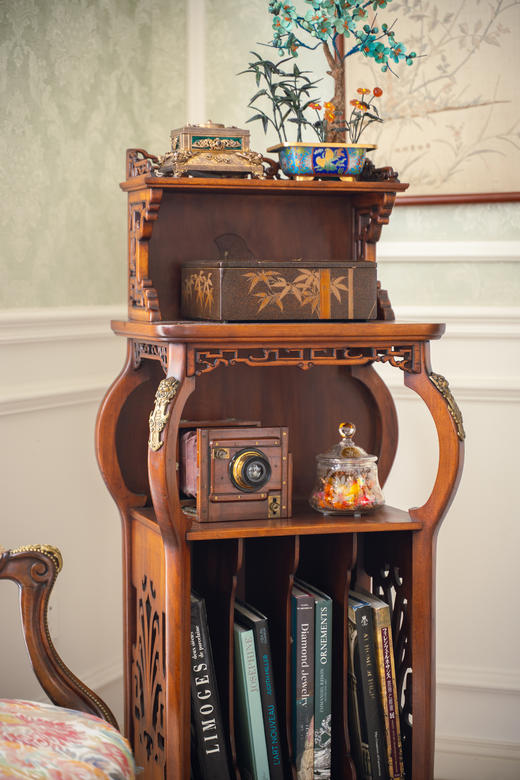 【已售】独角鹿西洋古董19世纪法国出品VIARDOT东方风格瑞兽造型铜鎏金精雕装饰吉祥回纹硬木镂雕嵌母贝三层边柜 商品图2