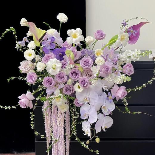 聚力同行-紫色系讲台插花 商品图1