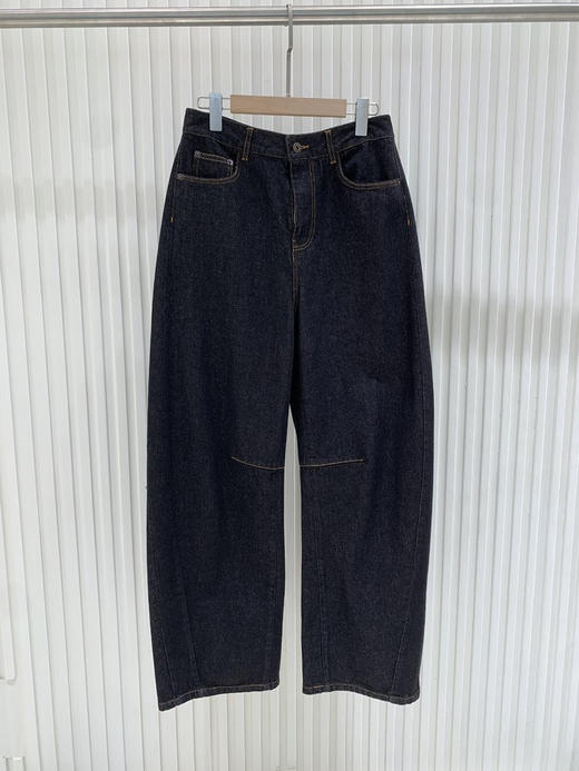 高阶黑牛弯刀阔腿牛仔裤 中腰弯刀裤 传统丹宁工艺打造 搭配侧缝前移剪裁工艺 弯刀裤型剪裁 松弛慵懒 挺括感拉满 优质长绒棉纱面料 复古有质感 商品图9