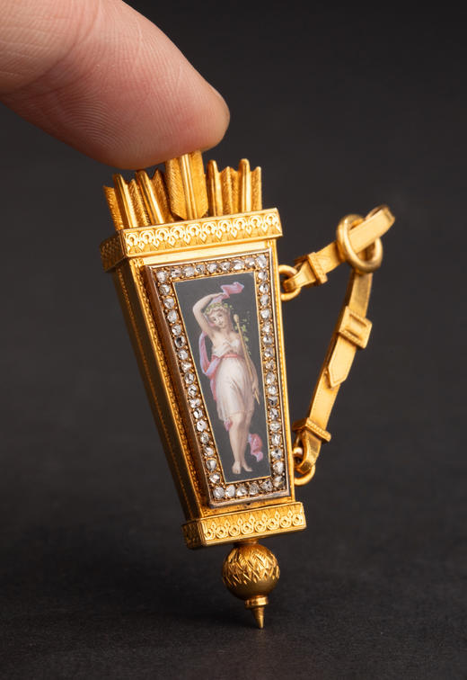 独角鹿西洋古董1840年代瑞士出品18K黄金镶嵌钻石珐琅箭袋与箭造型吊坠怀表 商品图2