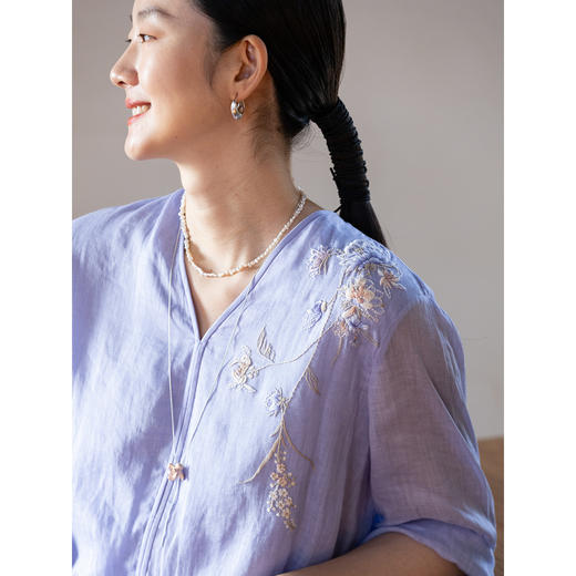 牧衣游原创 手工刺绣苎麻小衫轻薄宽松V领不规则上衣中长款 云墨 商品图1