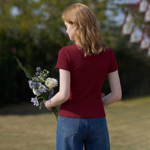 西遇纯欲辣妹修身短袖T恤女2026年夏季新款显瘦正肩纯色短款上衣E0060269 商品图4