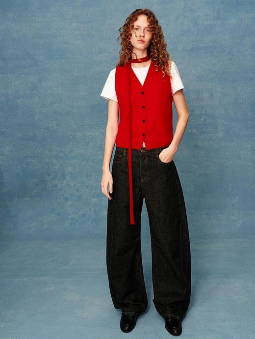 高阶黑牛弯刀阔腿牛仔裤 中腰弯刀裤 传统丹宁工艺打造 搭配侧缝前移剪裁工艺 弯刀裤型剪裁 松弛慵懒 挺括感拉满 优质长绒棉纱面料 复古有质感 商品图0