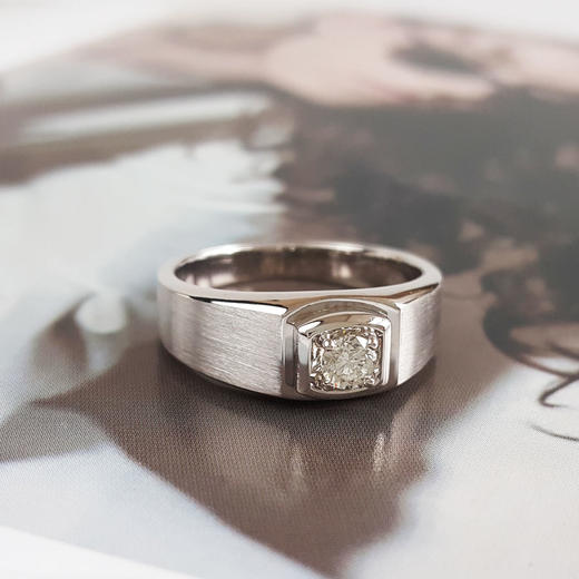 【天然正品】AU750白金简约时尚宽版0.195克拉钻石戒指15号（戒圈可改）110326TJ16 商品图2