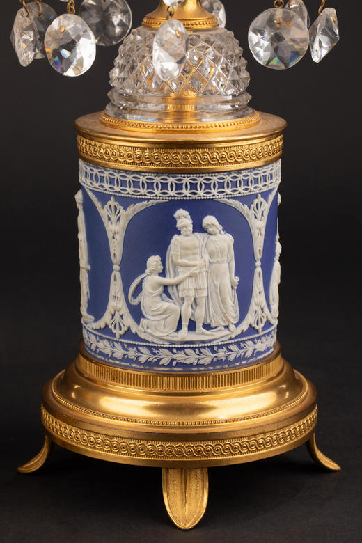 独角鹿西洋古董19世纪英国Wedgwood工坊出品铜鎏金精雕水晶垂饰蓝色浮雕陶瓷烛台一对 商品图8