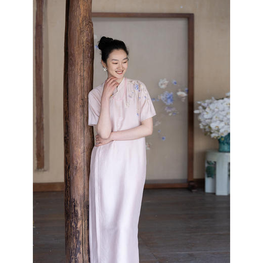 牧衣游原创 22姆米重磅双宫绸手工刺绣旗袍粉色复古真丝长裙 致在 商品图1