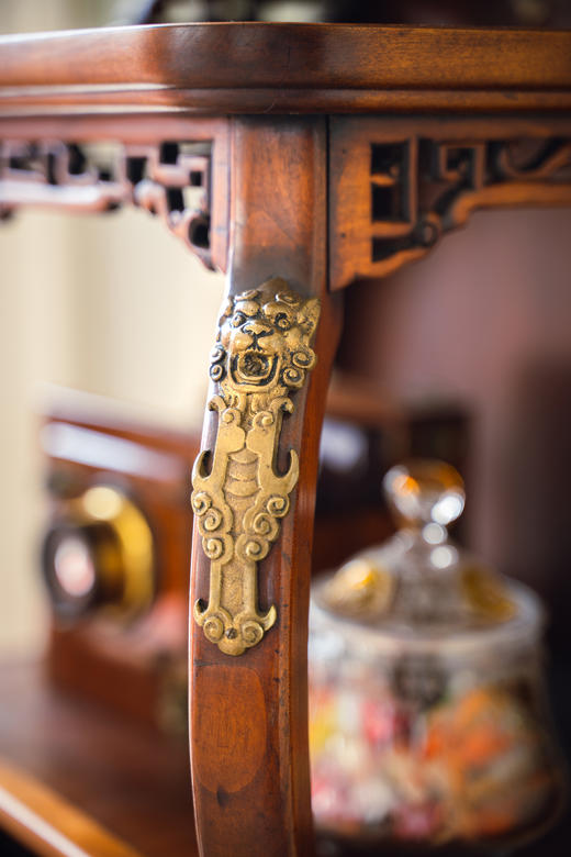 【已售】独角鹿西洋古董19世纪法国出品VIARDOT东方风格瑞兽造型铜鎏金精雕装饰吉祥回纹硬木镂雕嵌母贝三层边柜 商品图5