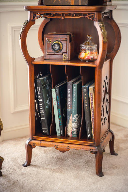 【已售】独角鹿西洋古董19世纪法国出品VIARDOT东方风格瑞兽造型铜鎏金精雕装饰吉祥回纹硬木镂雕嵌母贝三层边柜 商品图3