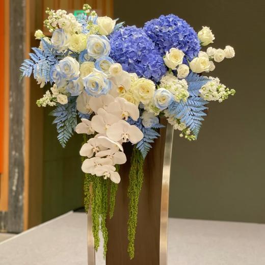 欣和-绣球蝴蝶兰混搭讲台插花 商品图1