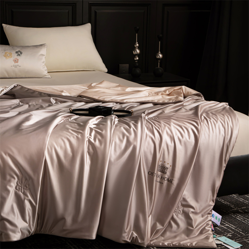 ✨贵妇级面膜被【OETKER-冰锦丝抗菌爽肤水光被】🌟超星级国际大师酒店御用面料，丝滑柔顺赛真丝✅不易变形、不褪色✅打理0难度，随意机洗无压力