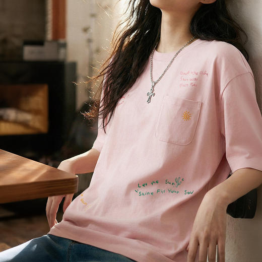 马登美式粉红色圆领落肩口袋宽松刺绣短袖t恤五分半袖上衣女士夏 商品图3