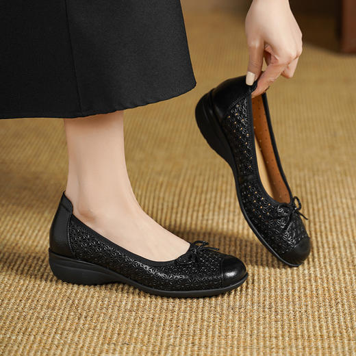 【预售5天】3.5CM小众时尚镂空气质单鞋2026春秋新款方头粗跟一脚蹬小皮鞋J&60915 商品图1