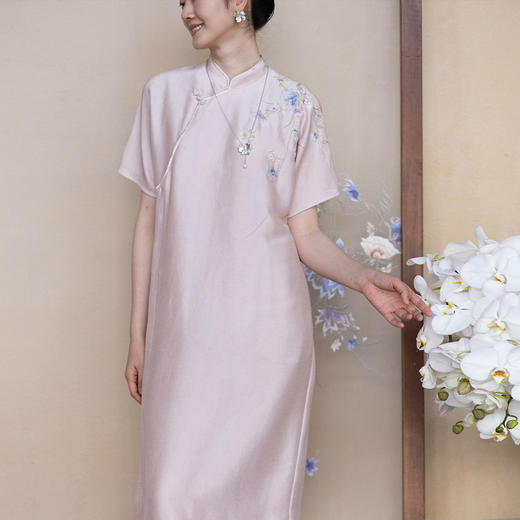 牧衣游原创 22姆米重磅双宫绸手工刺绣旗袍粉色复古真丝长裙 致在 商品图0