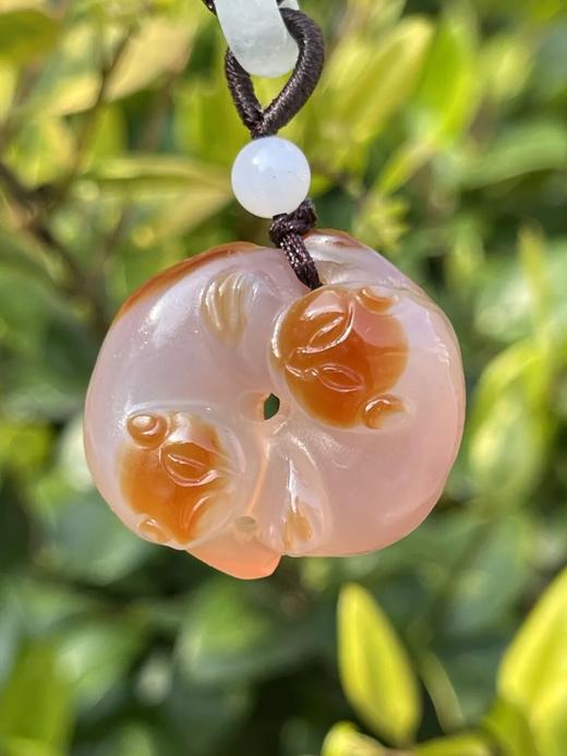 魚脑冻玛瑙巧色雕双獾吊坠，顺丰包邮 商品图0