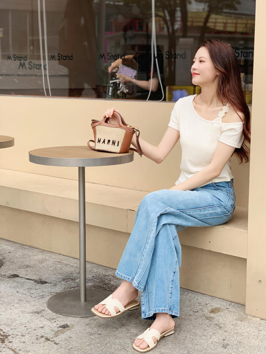 【百图lulu定制】【预售4月22日发】【斜花T恤】不规则圆领 铃兰肩带 腰部收褶 高弹  短袖T恤 商品图11