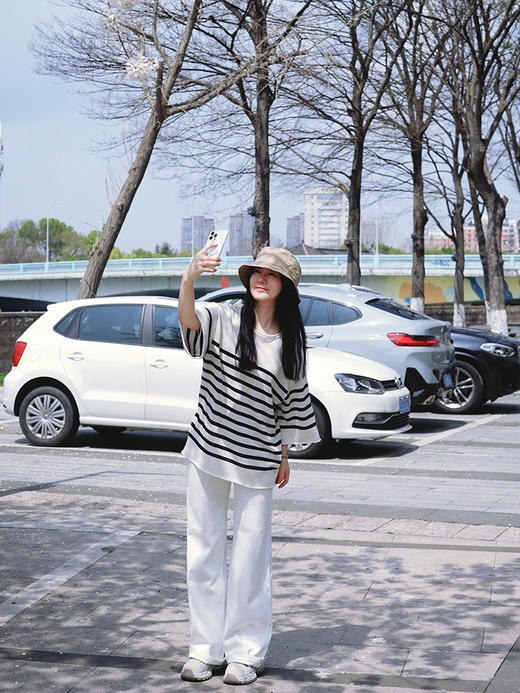 蓝白款预售7-10天，黑白款预售10-15天 【透气排汗 撞色条纹针织衫】宽松落肩版型遮肉显瘦 日本进口和纸纱抗皱免烫久穿不变形 商品图1