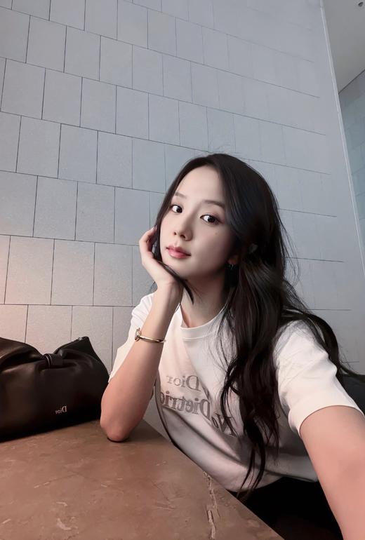 一店d 𝐃𝐢𝐨*𝐫 𝐬𝐬𝟐𝟔樶--新两大系列情侣tee❗️今年刚刚发售的新款
今日份的老钱风快乐 是🦅给的
 从骨子里就散发出一种独特的清贵气息 商品图0