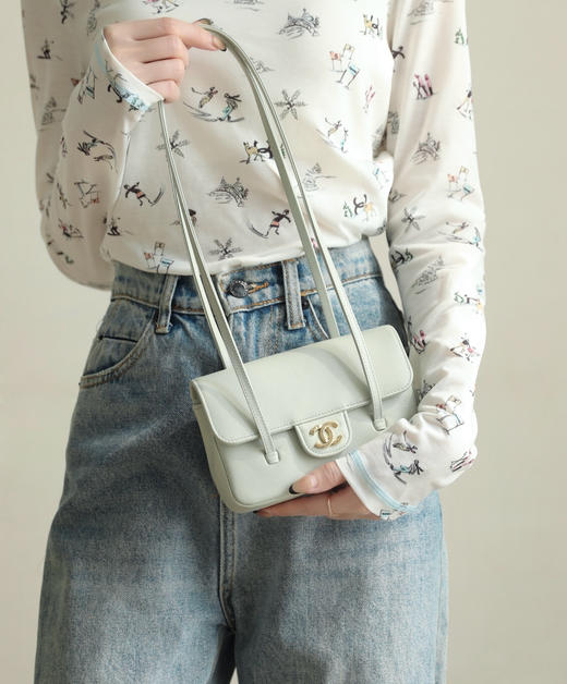 香奈儿 26P春夏 皮肩带𝖬𝗂𝗇𝗂手拿包 小鸡黄/淡灰色两色 商品图13