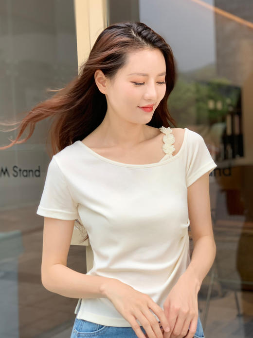 【百图lulu定制】【预售4月22日发】【斜花T恤】不规则圆领 铃兰肩带 腰部收褶 高弹  短袖T恤 商品图0