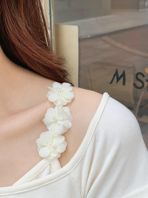 【百图lulu定制】【预售4月22日发】【斜花T恤】不规则圆领 铃兰肩带 腰部收褶 高弹  短袖T恤 商品图5