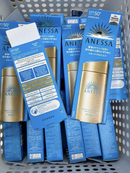 只团3天!【每日特价】安耐晒小金瓶90ml 高达SPF50+PA++++的防晒值还能防水防汗， 乳液质地揉开后很快成膜，完全不会粘腻，出汗后防护力反而增强，是真的可以靠住它一整天。 商品图0