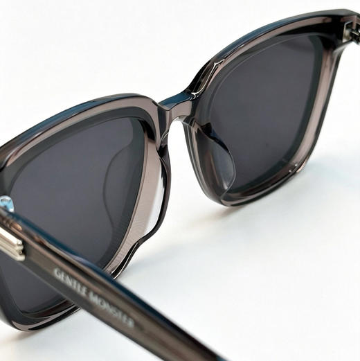 GM原单正品墨镜。
黑色 透灰 半透灰 三色现货！ 自己备注颜色 商品图9