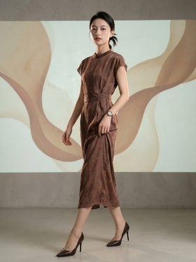 伯妮斯茵 | 小立领+连肩袖肌理几何提花 系带收腰高腰栗壳色直筒开叉中长裙SC2S59  优雅显瘦气质通勤百搭