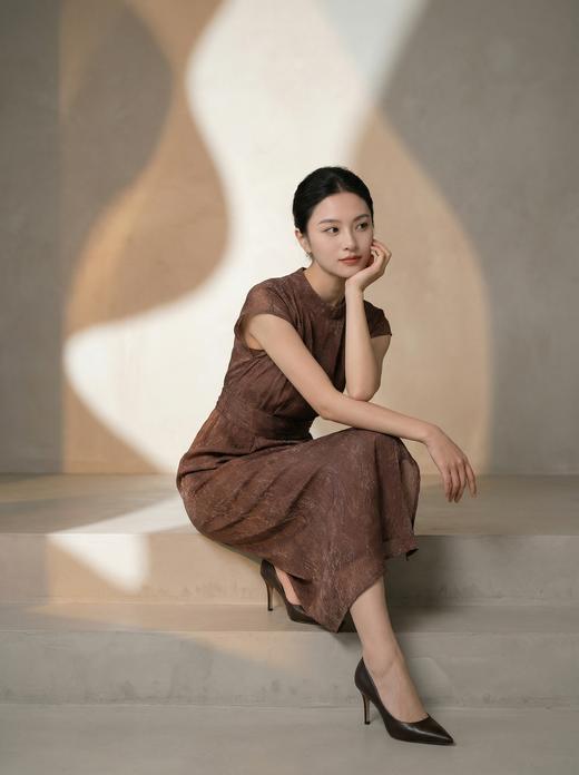 伯妮斯茵 | 小立领+连肩袖肌理几何提花 系带收腰高腰栗壳色直筒开叉中长裙SC2S59  优雅显瘦气质通勤百搭 商品图4