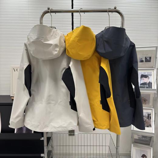 F040511春季新品户外冲锋衣夹克情侣款拼接透气连帽外套 商品图1