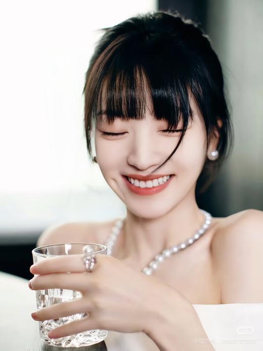 一店d 世纪经典款来给你们安排啦
戴安娜王妃、赵丽颖同款施华洛珍珠项链&耳钉 如果女人一生只能拥有一件珠宝首饰，那必定是珍珠 商品图9