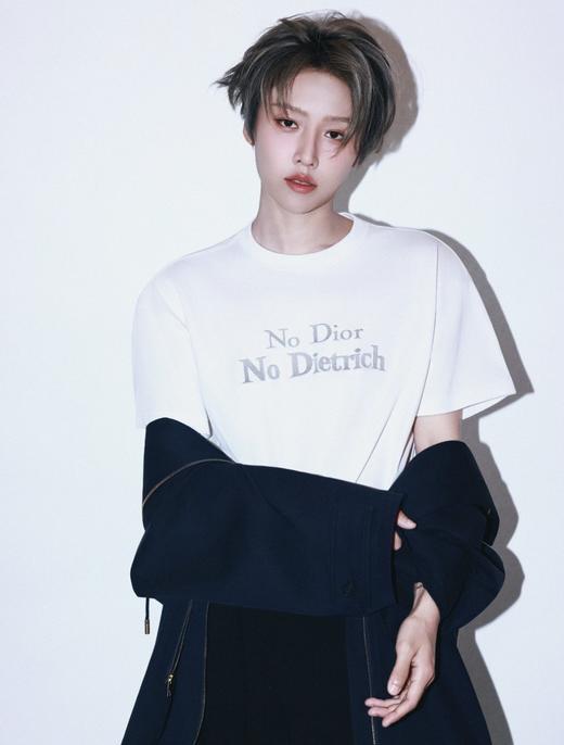 一店d 𝐃𝐢𝐨*𝐫 𝐬𝐬𝟐𝟔樶--新两大系列情侣tee❗️今年刚刚发售的新款
今日份的老钱风快乐 是🦅给的
 从骨子里就散发出一种独特的清贵气息 商品图3