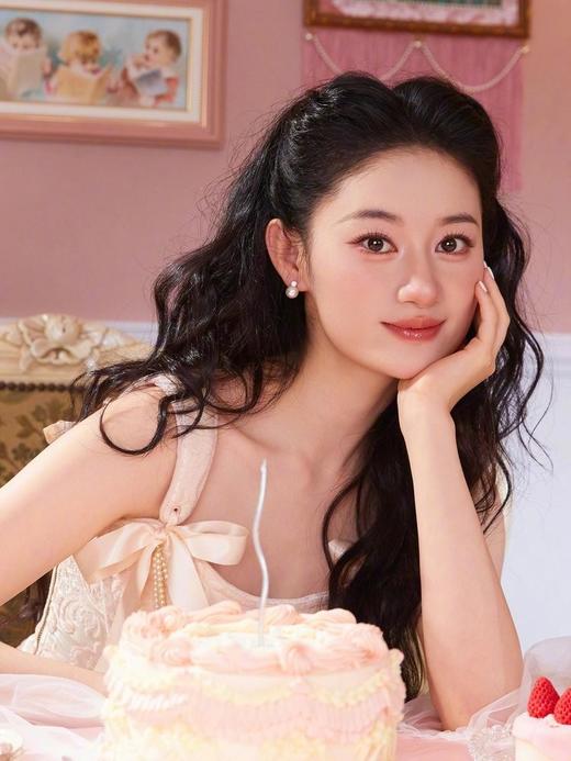 一店d 世纪经典款来给你们安排啦
戴安娜王妃、赵丽颖同款施华洛珍珠项链&耳钉 如果女人一生只能拥有一件珠宝首饰，那必定是珍珠 商品图3