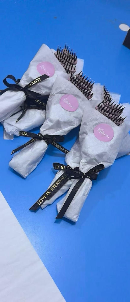 原单正品 KRRAMEL松塔猪鬃护发梳，一大一小两把
规格：樱花粉色
材料：HIPS高抗冲聚、尼龙、野猪鬃毛
尺寸：25cm，20cm 商品图8