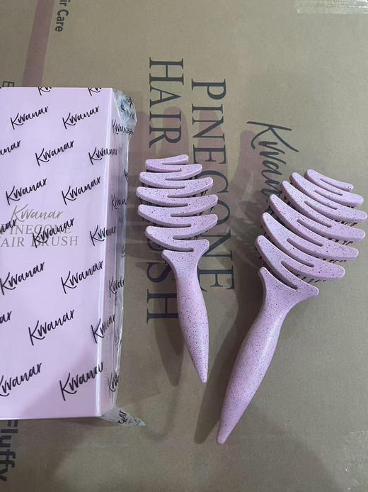 原单正品 KRRAMEL松塔猪鬃护发梳，一大一小两把
规格：樱花粉色
材料：HIPS高抗冲聚、尼龙、野猪鬃毛
尺寸：25cm，20cm 商品图1