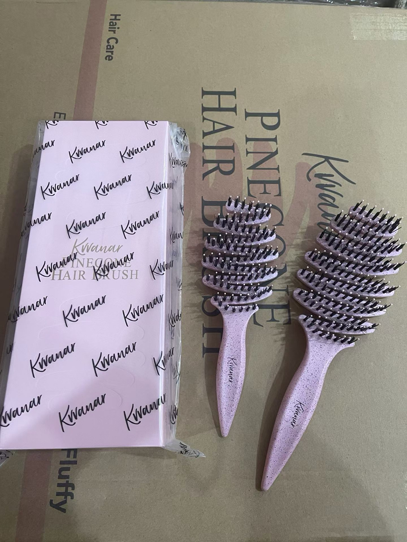 原单正品 KRRAMEL松塔猪鬃护发梳，一大一小两把
规格：樱花粉色
材料：HIPS高抗冲聚、尼龙、野猪鬃毛
尺寸：25cm，20cm