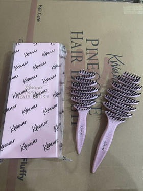 原单正品 KRRAMEL松塔猪鬃护发梳，一大一小两把
规格：樱花粉色
材料：HIPS高抗冲聚、尼龙、野猪鬃毛
尺寸：25cm，20cm