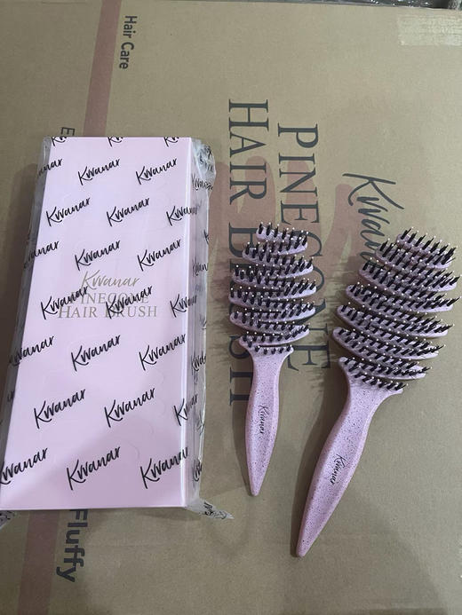 原单正品 KRRAMEL松塔猪鬃护发梳，一大一小两把
规格：樱花粉色
材料：HIPS高抗冲聚、尼龙、野猪鬃毛
尺寸：25cm，20cm 商品图0