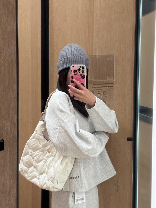 美女的早八神器~Lulu Quilty Pleasures 5L云朵包 拿在手里第一反应是“好轻” 背上身完全没负担，通勤逛街都巨能装， 真心安利给所有在找“既要轻盈又要质感”包包的姐妹，这只入股不亏 商品图0