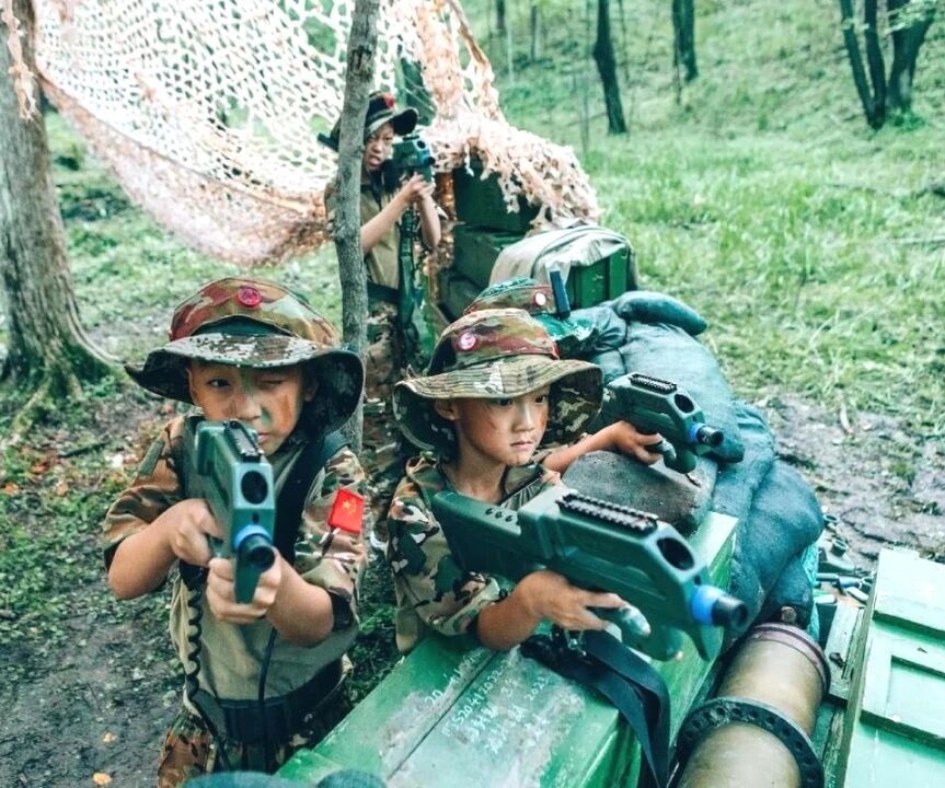 全新升级「特种兵军事一日营」！真人版刺激战场，模拟近距离作战+攀岩联动+低空溜索+红蓝对战，化身小小特种兵，燃动五一！