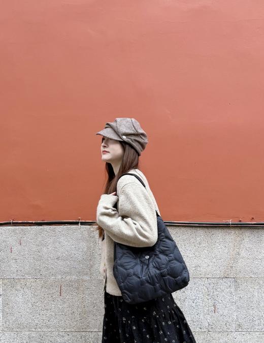 美女的早八神器~Lulu Quilty Pleasures 5L云朵包 拿在手里第一反应是“好轻” 背上身完全没负担，通勤逛街都巨能装， 真心安利给所有在找“既要轻盈又要质感”包包的姐妹，这只入股不亏 商品图4