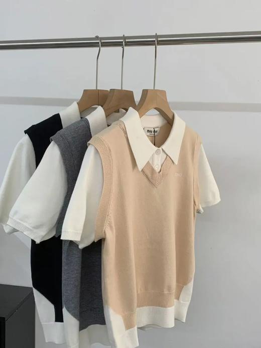 mi*u|谬系学院风春夏针织V领+翻领衬衫元素撞色+刺绣Logo减龄显白女士针织半袖短袖T衫 商品图4