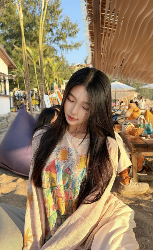 🔥沈羽洁同款!!氛围感少女T来啦~【韩版手绘涂鸦防晒衫】🌸多彩晕染❗️简简单单就可以搭配的单品 ❗️充满活力的配色搭配艺术感涂鸦印花，❤️内搭外搭都好看❗️ 商品图2